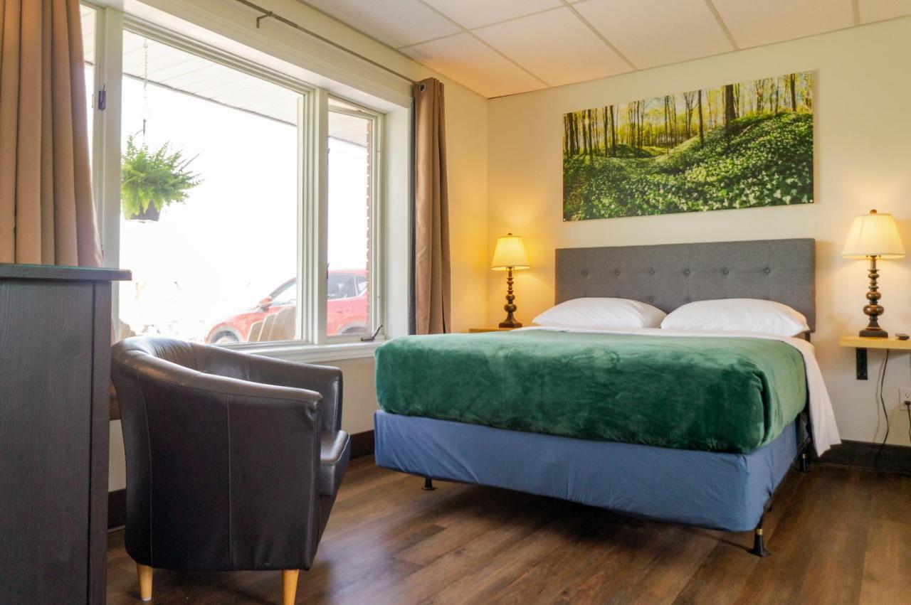 Manitowaning Wayside Motel Manitoulin מראה חיצוני תמונה