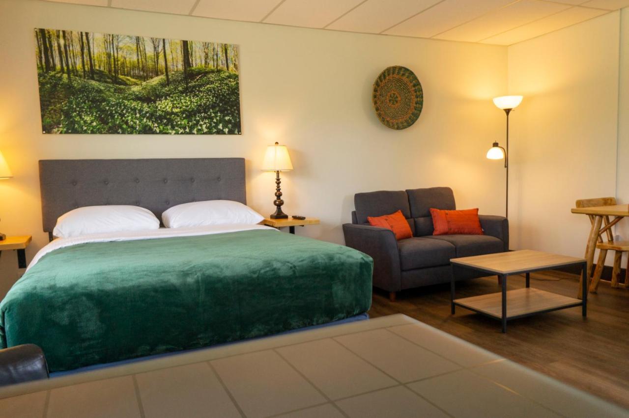 Manitowaning Wayside Motel Manitoulin מראה חיצוני תמונה