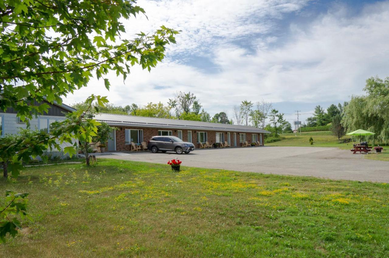 Manitowaning Wayside Motel Manitoulin מראה חיצוני תמונה