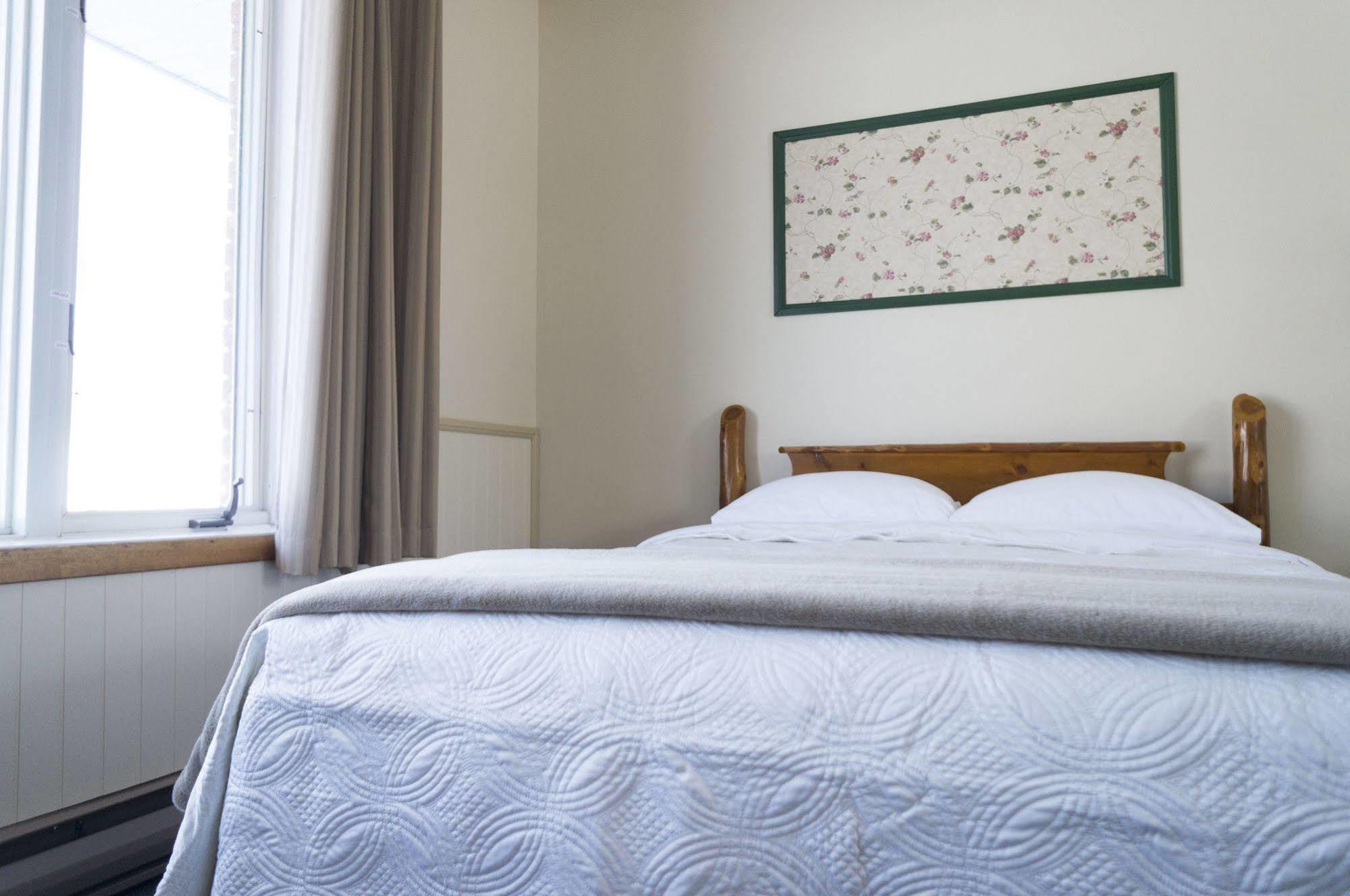 Manitowaning Wayside Motel Manitoulin מראה חיצוני תמונה